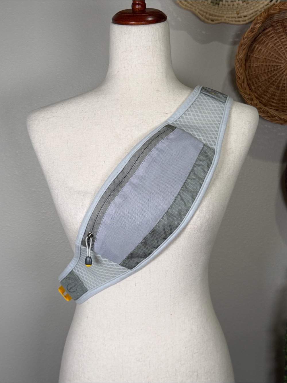 Nathan Sports Running Waist Pack Gray & White Unisex Mens Women’s